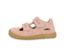 Gros plan sur une sandale rose Lurchi « Barefoot ».