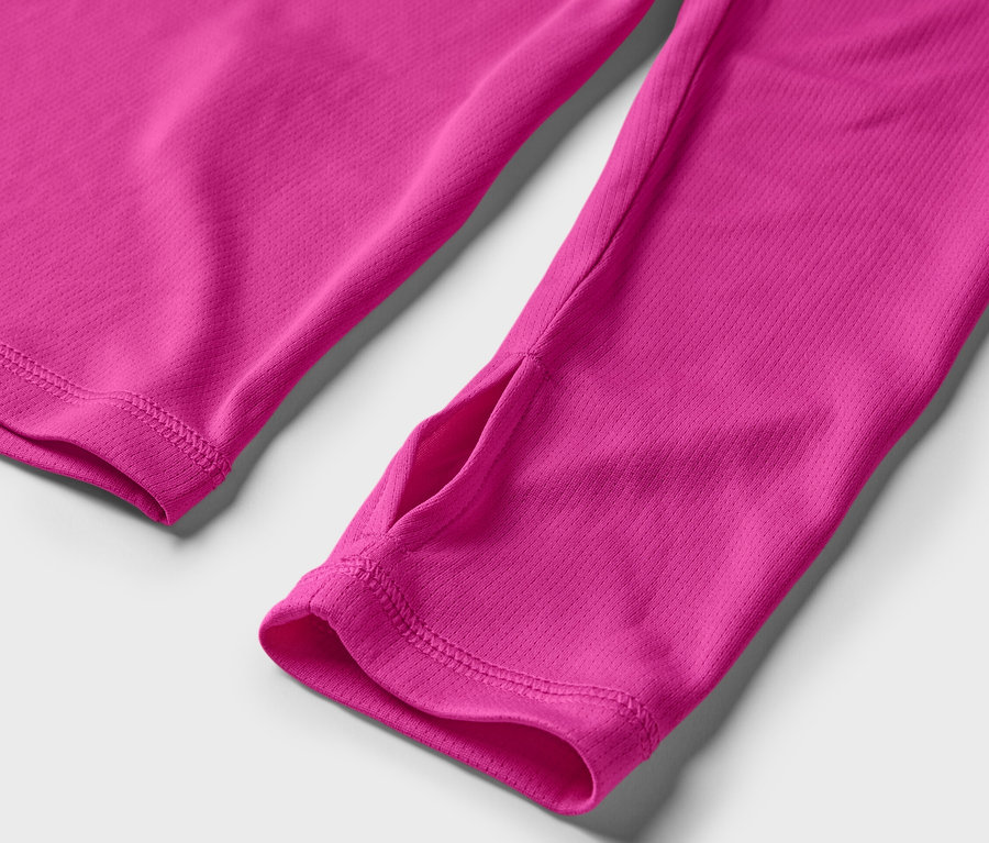 Gros plan sur un t-shirt technique rose vif.