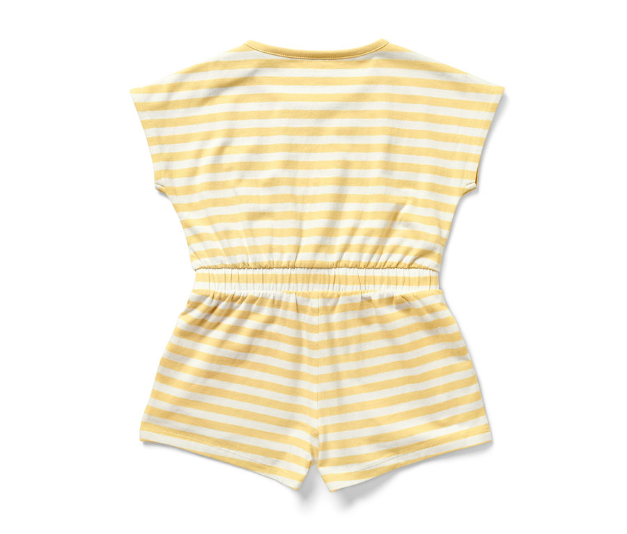 Une combinaison pour enfant rayée jaune et blanc.