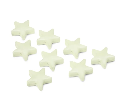 Huit clips de marquage brillant dans l’obscurité en forme d’étoile sont posés sur une surface blanche.