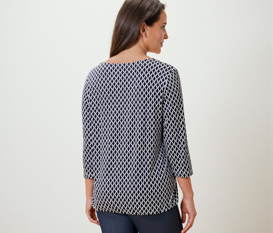 Femme portant une blouse imprimée.