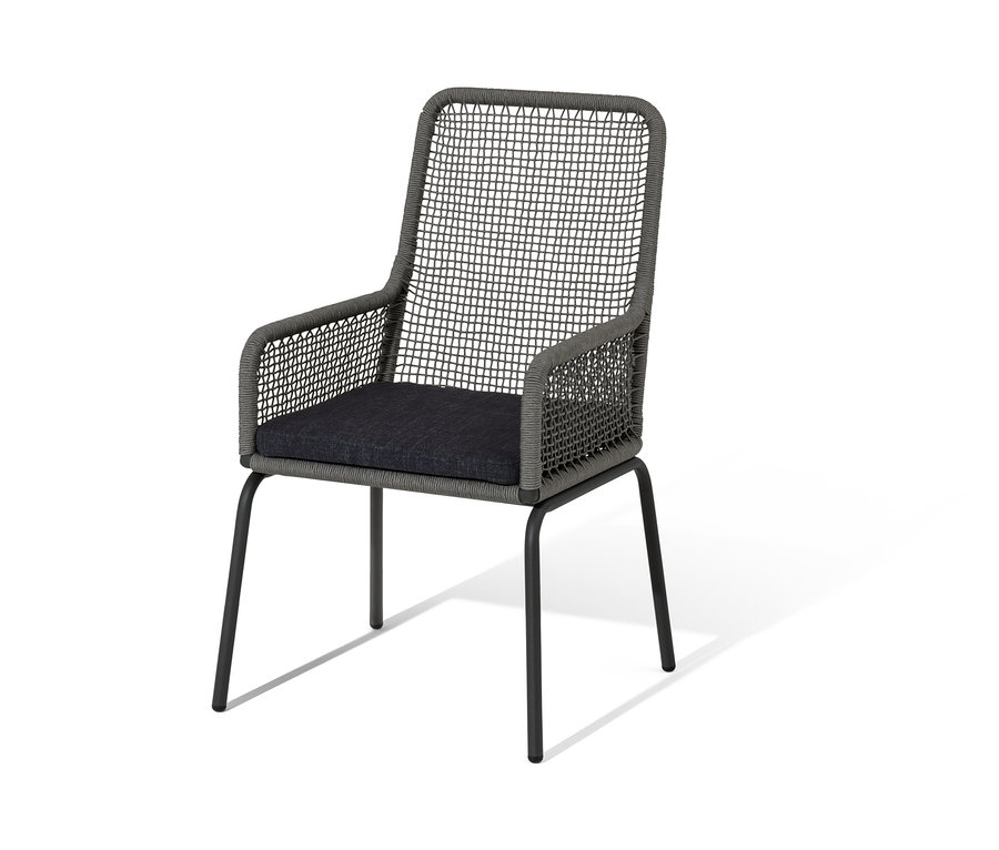 Une chaise à dossier haut en textile tressé avec un coussin d'assise gris foncé sur fond blanc.