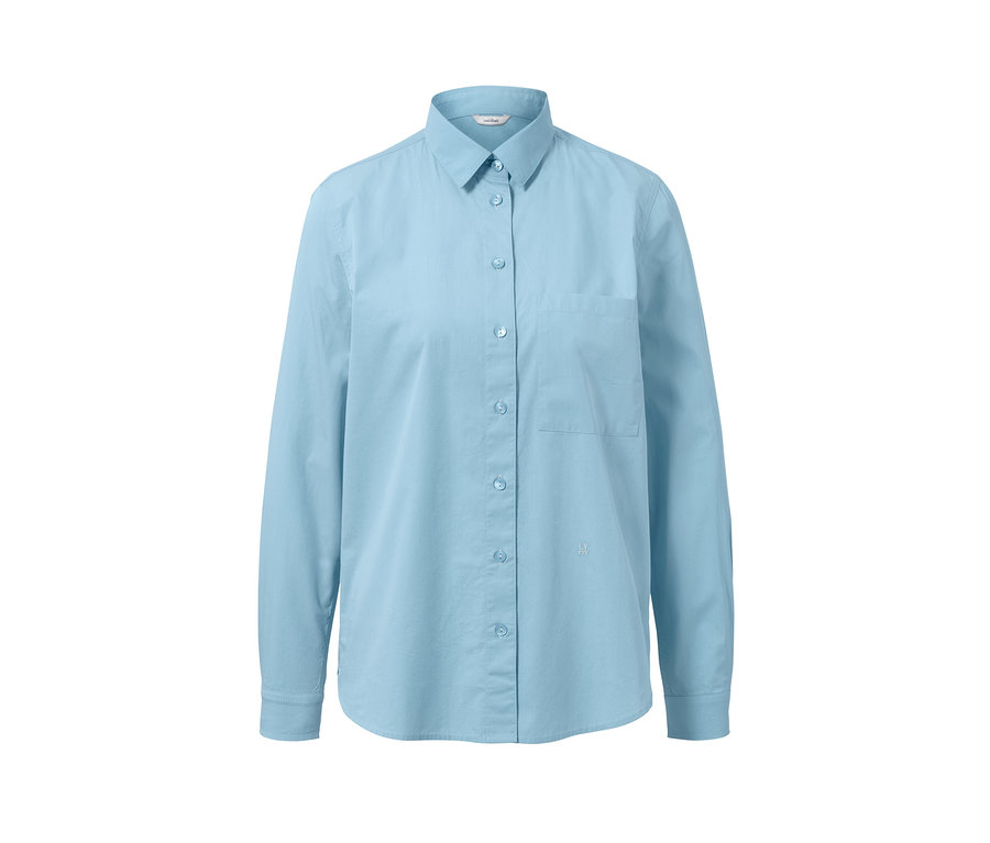 Chemisier bleu clair à manches longues.