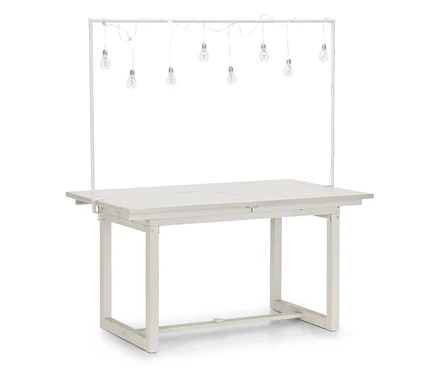 Table blanche avec barre de table décorative et guirlande lumineuse à LED.