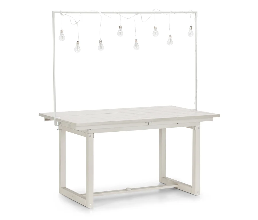Table blanche avec barre de table décorative et guirlande lumineuse à LED.