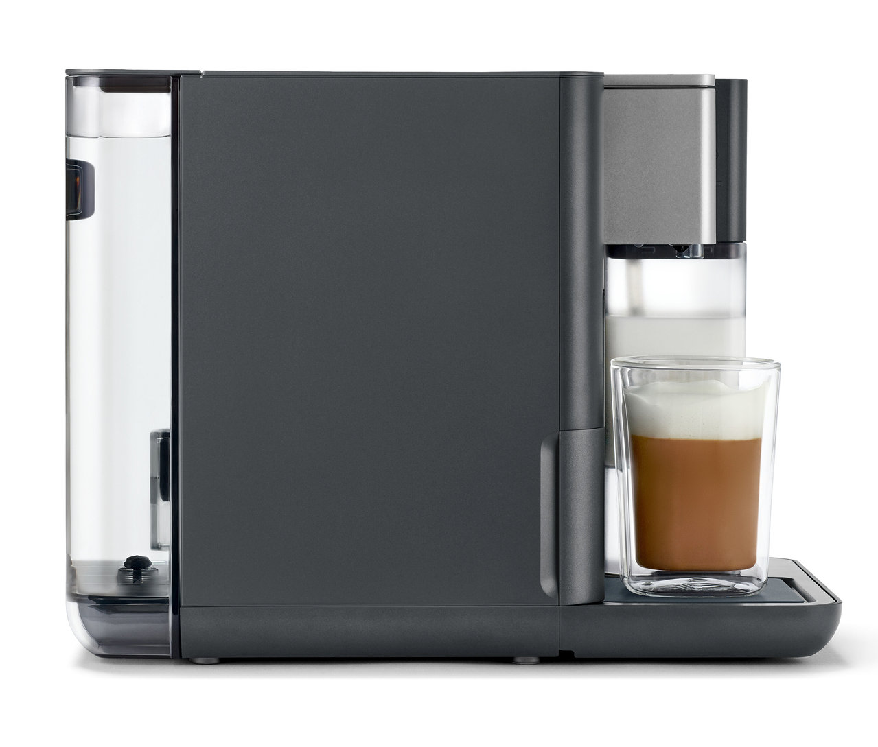 Une machine à café grise Qbo MILK MASTER avec du café dans une tasse.