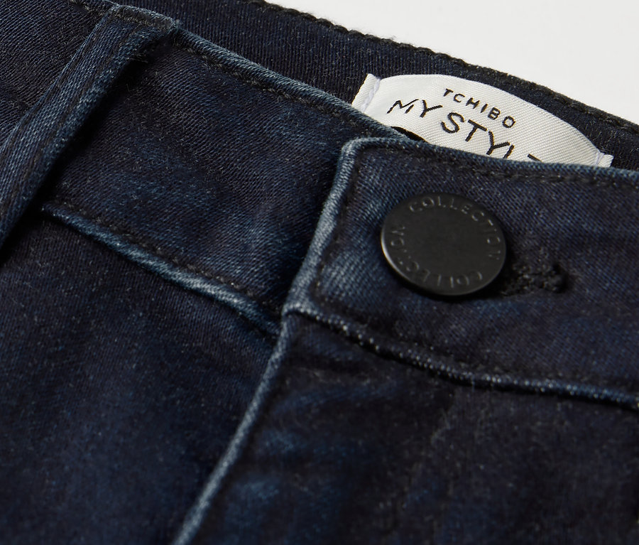 Détail d'un jean skinny – Coupe « Hanna », délavé.