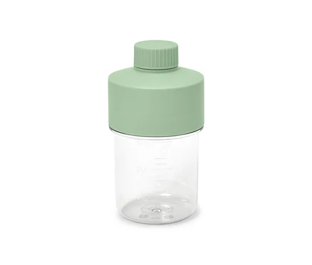 Bouteille à sauce transparente avec couvercle vert menthe.