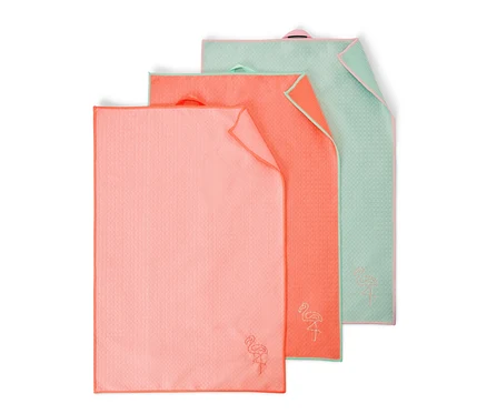Trois linges de cuisine : rose, corail et vert clair.
