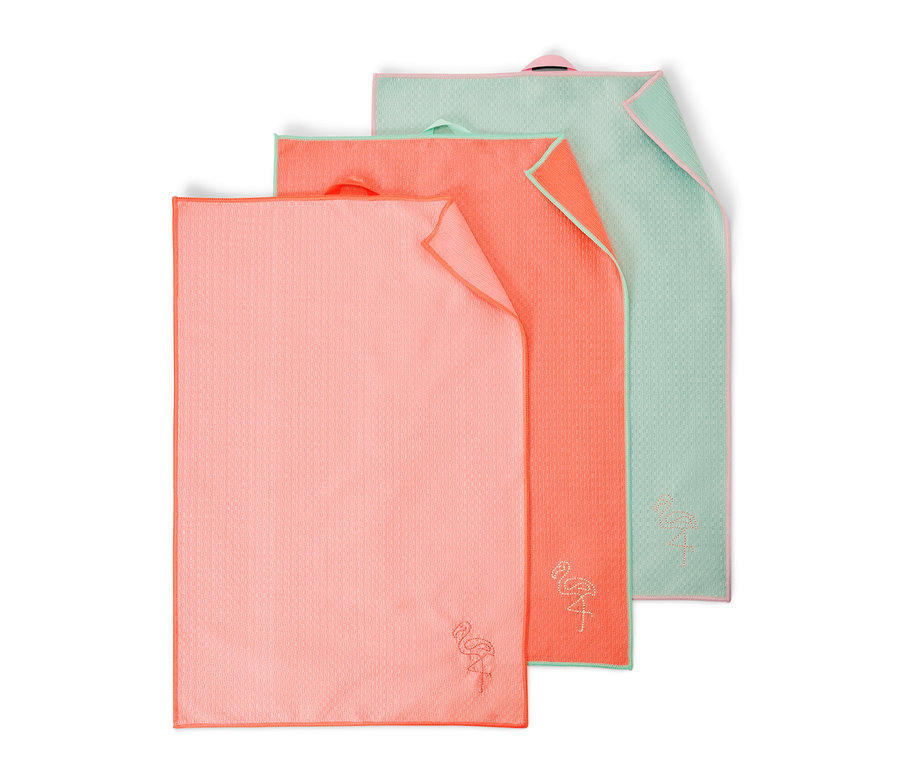 Trois linges de cuisine : rose, corail et vert clair.