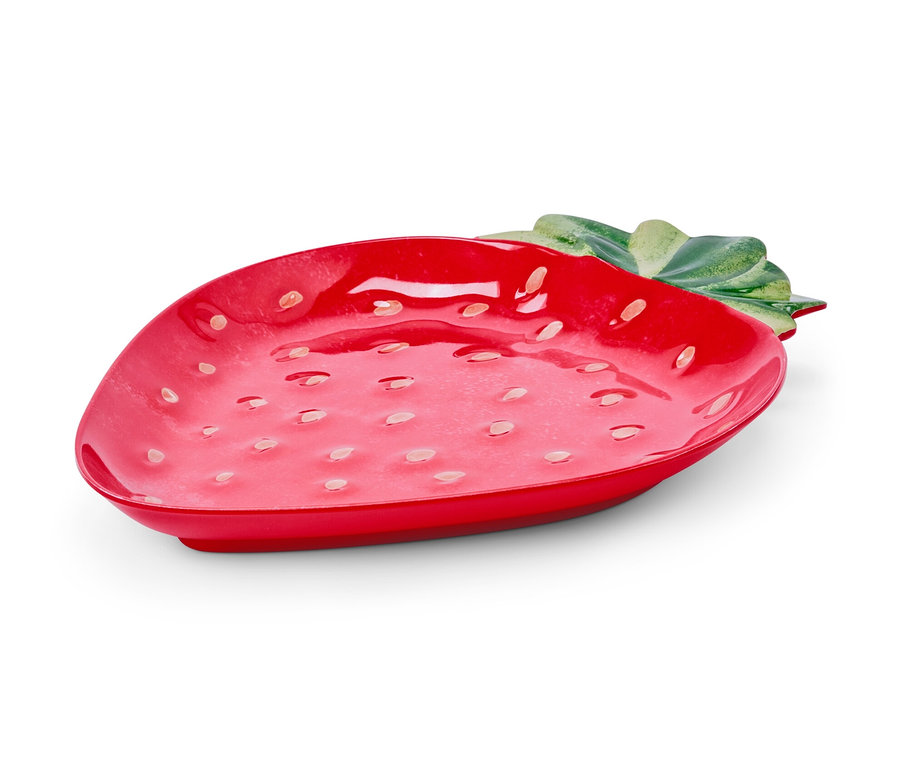 Un plat de service rouge en forme de fraise.