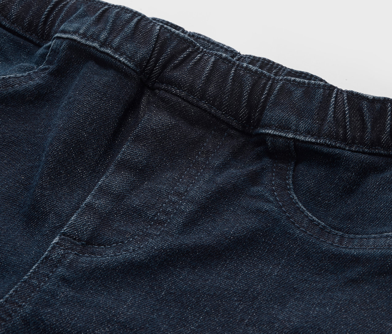 Détail d'un tregging pour enfant – Fit « Jule ».