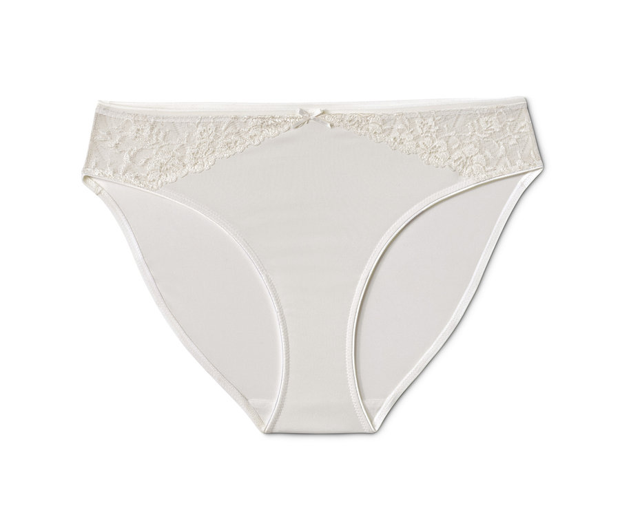 Un slip blanc crème avec de la dentelle sur le dessus.