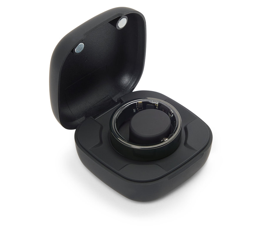 Une bague intelligente noire repose dans un étui noir ouvert.