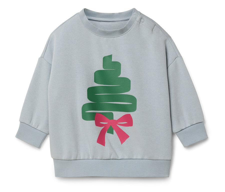 Pull bleu clair avec un sapin de Noël vert et un nœud rose.