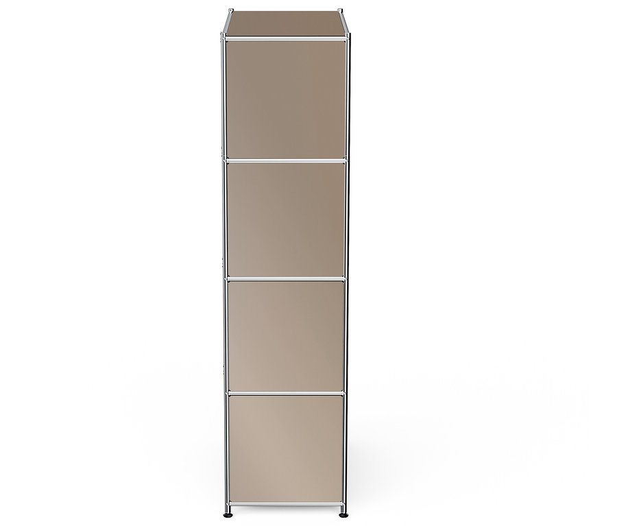 Une armoire marron avec quatre étagères sur fond blanc.
