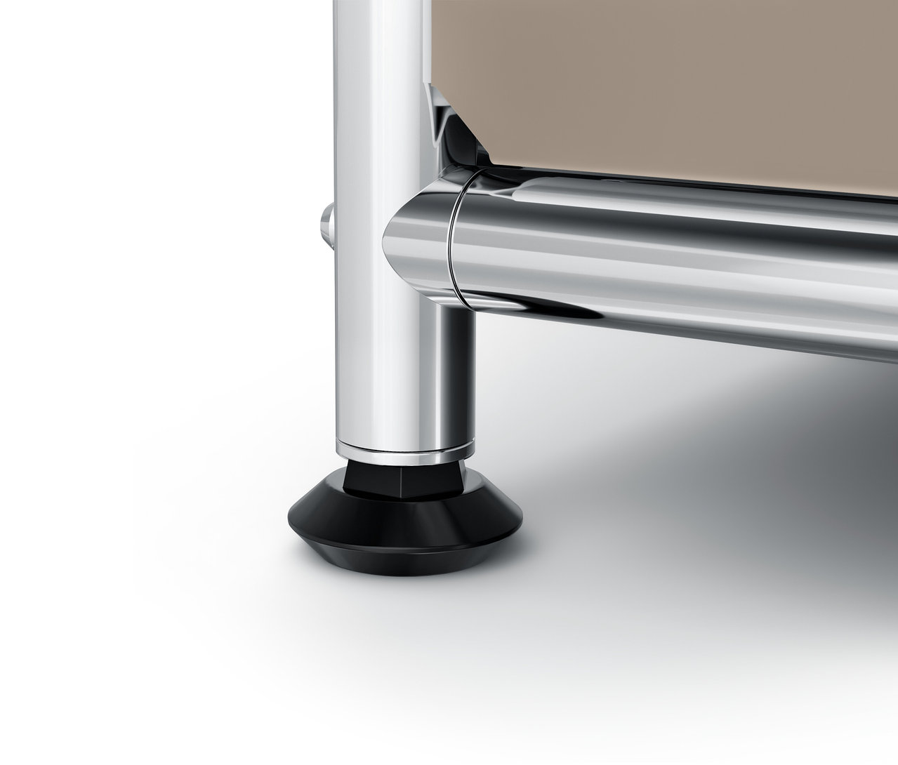 Gros plan sur un pied chromé et une base noire sur fond blanc.