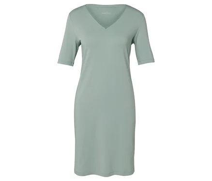Une robe vert clair à manches courtes et col en V.