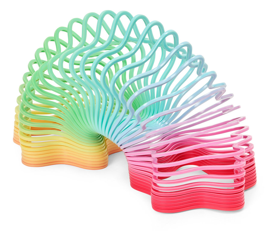 Un jouet en spirale passant du jaune au vert et au bleu, puis au rose et au rouge.