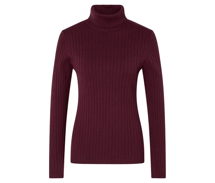 Un pull bordeaux à col roulé et à côtes.