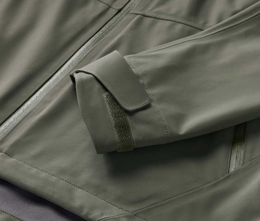 Gros plan sur une veste outdoor 3 couches verte.