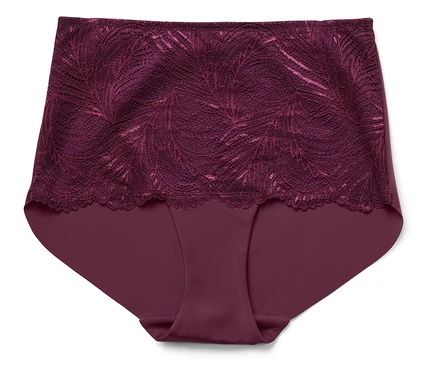 Une culotte bordeaux pour femme avec de la dentelle est posée sur un fond blanc.