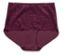 Une culotte bordeaux pour femme avec de la dentelle est posée sur un fond blanc.