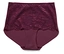 Une culotte bordeaux pour femme avec de la dentelle est posée sur un fond blanc.