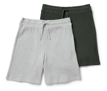 Deux shorts gaufrés, un gris et un vert foncé, sont posés l'un sur l'autre.
