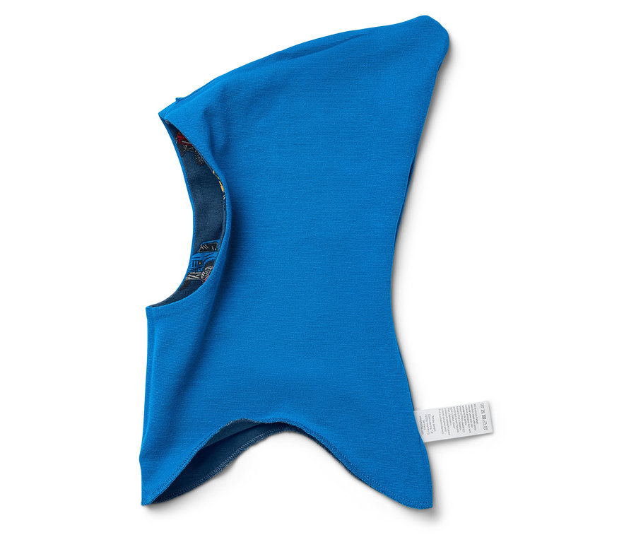 Une cagoule bleue avec une doublure colorée repose sur un fond blanc.