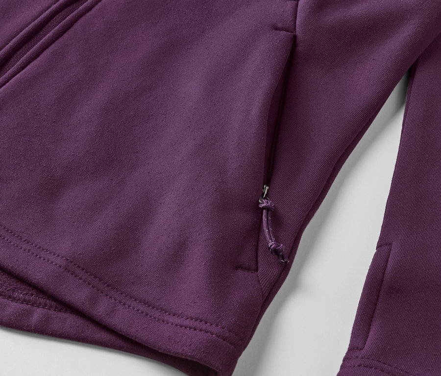 Détail d'un sweat-shirt zippé violet avec poche.