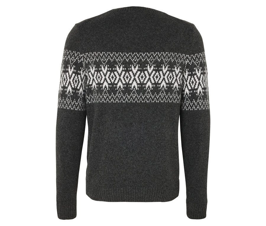Pull gris foncé avec motif géométrique blanc sur la poitrine et les épaules.