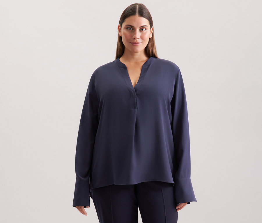 Femme portant une tunique en viscose Seidensticker bleu marine.