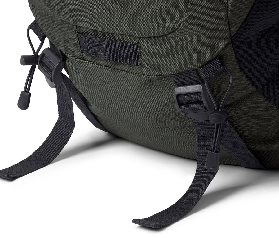 Gros plan d'un sac à dos de randonnée de 40 l avec des sangles de fermeture.