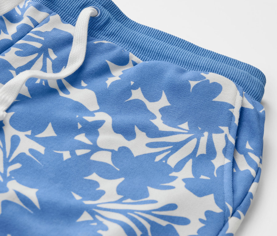 Détail d'un pantalon molletonné imprimé avec motif floral.