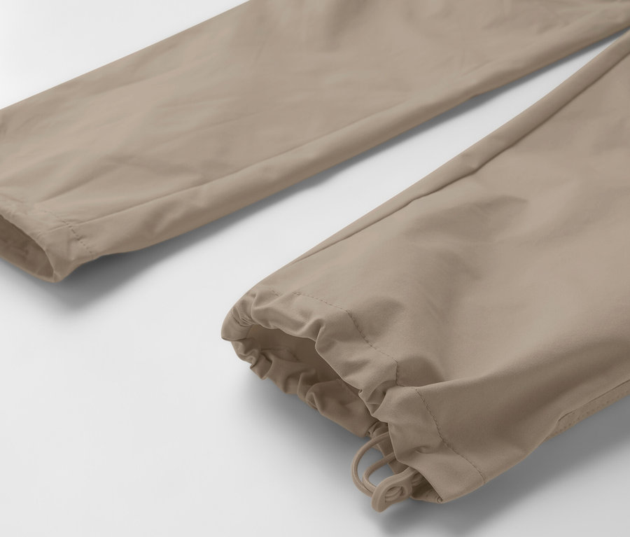 Détail d'un pantalon fonctionnel 2 en 1 beige.
