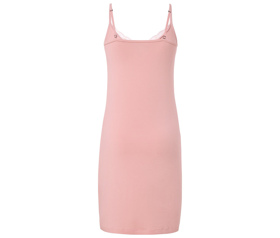 Robe rose pour femme avec de fines bretelles et de la dentelle à l'encolure.