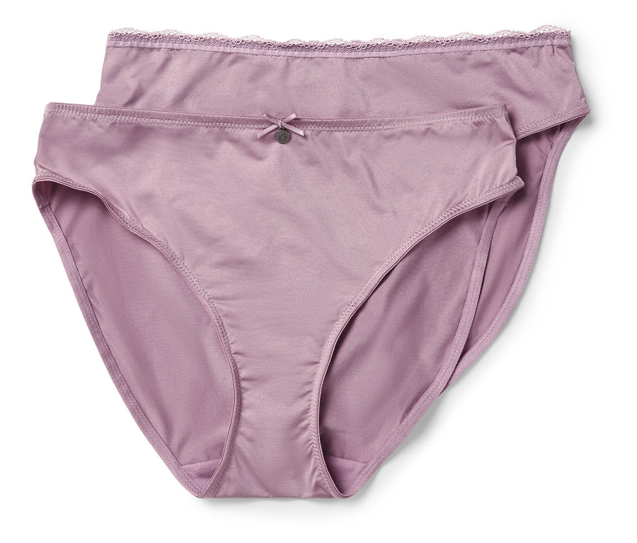Deux culottes violettes avec de la dentelle sont posées l'une sur l'autre.
