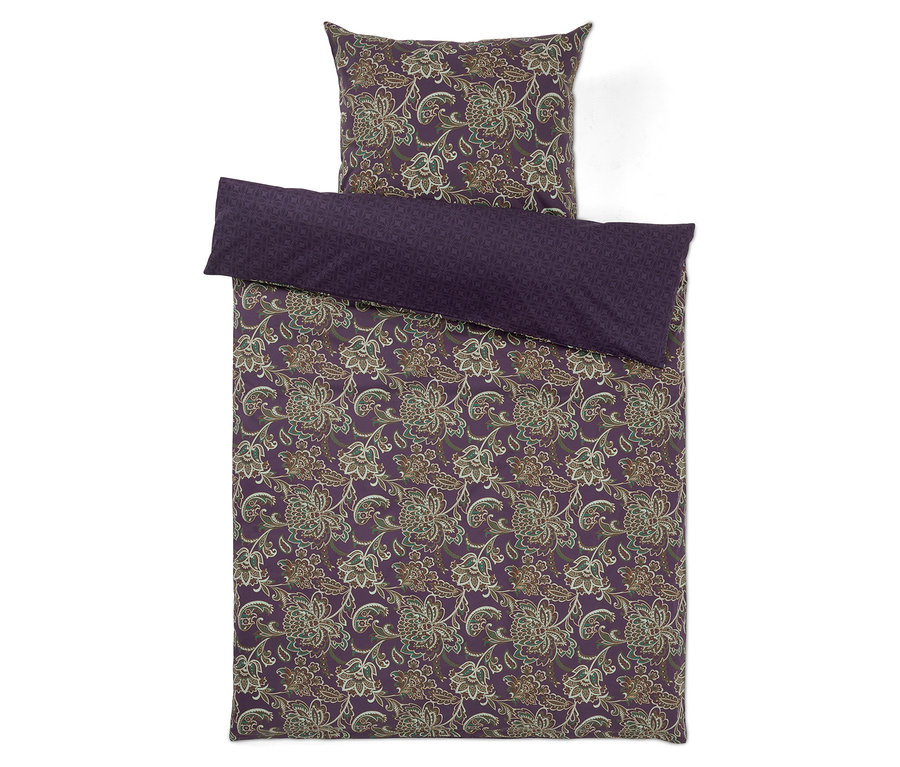 Linge de lit floral violet avec oreiller.