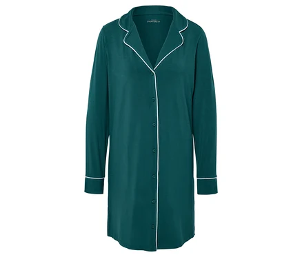 Chemise de nuit verte à manches longues avec bordure blanche.