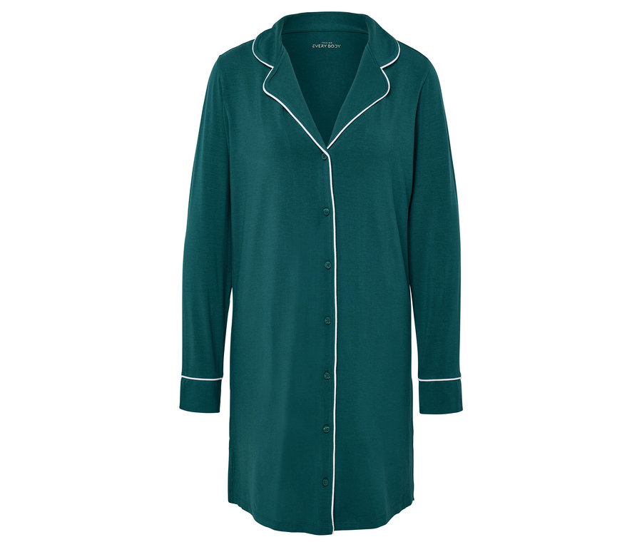 Chemise de nuit verte à manches longues avec bordure blanche.