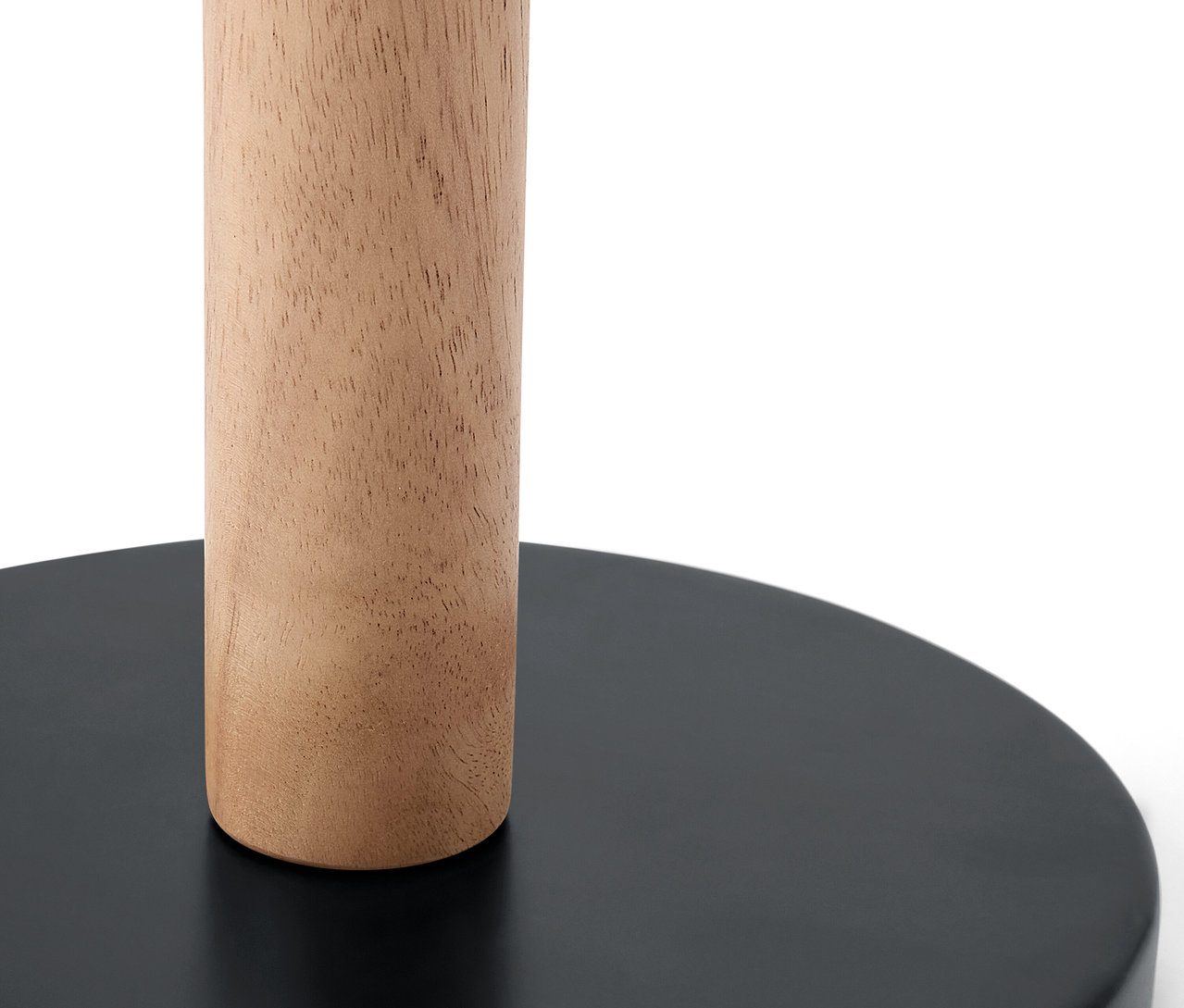 Gros plan sur un poteau en bois sur une base ronde noire.
