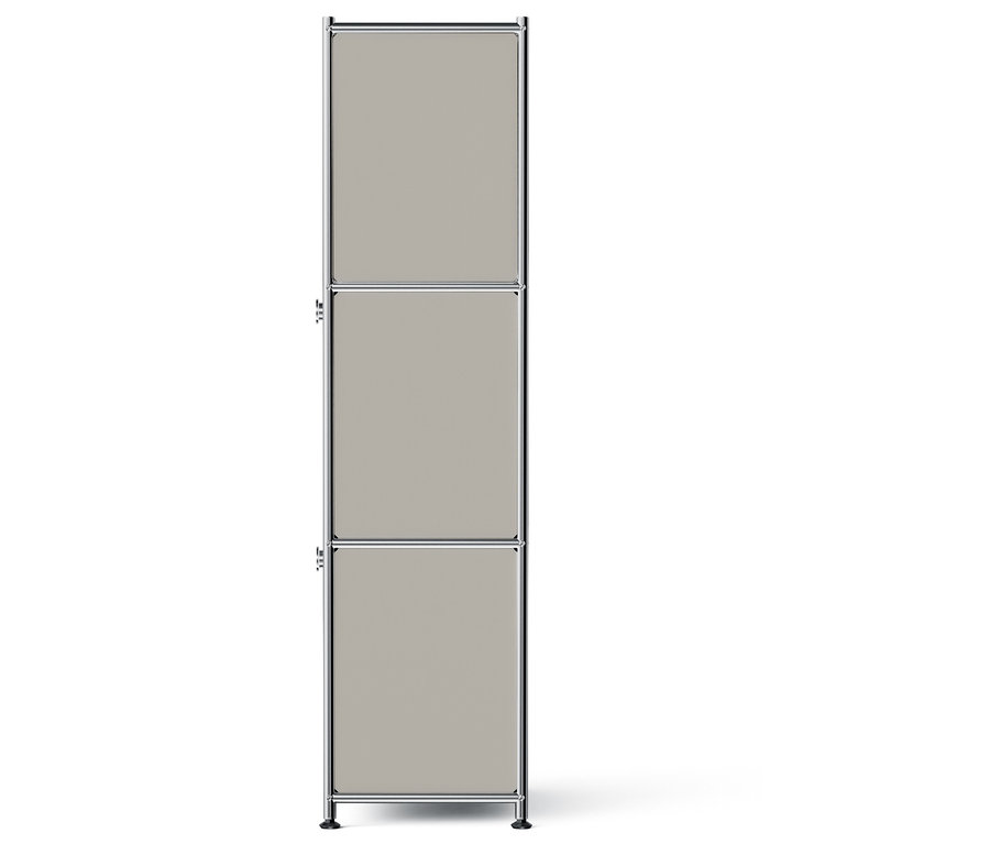 Armoire beige à trois niveaux avec cadre chromé.