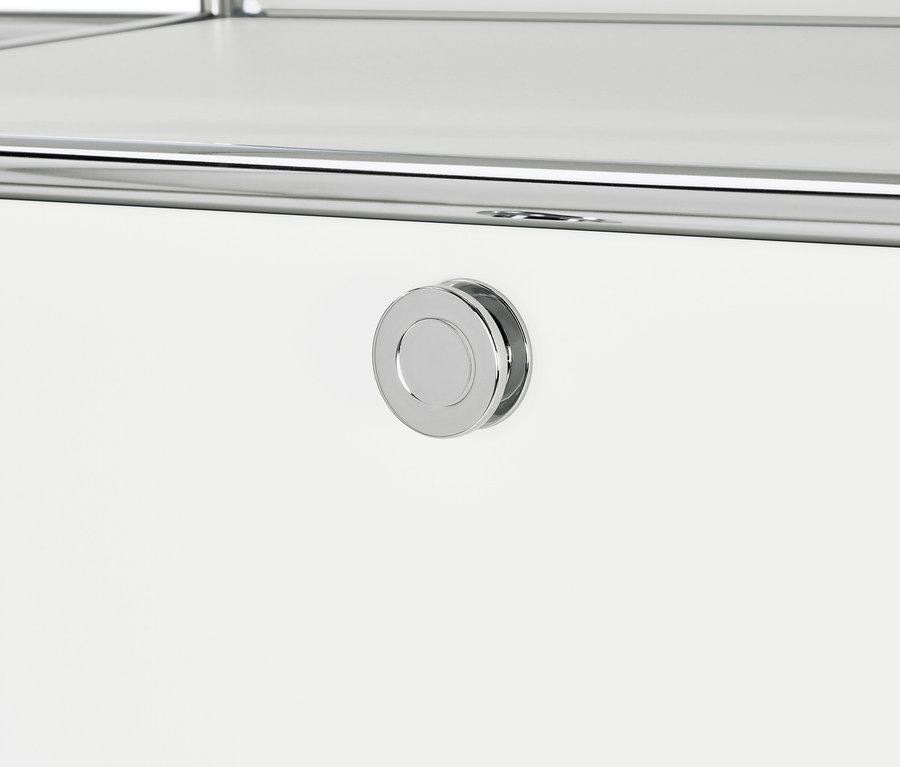 Détail d'une armoire métallique blanche »CN3« avec 2 compartiments à rabat et 2 tiroirs.