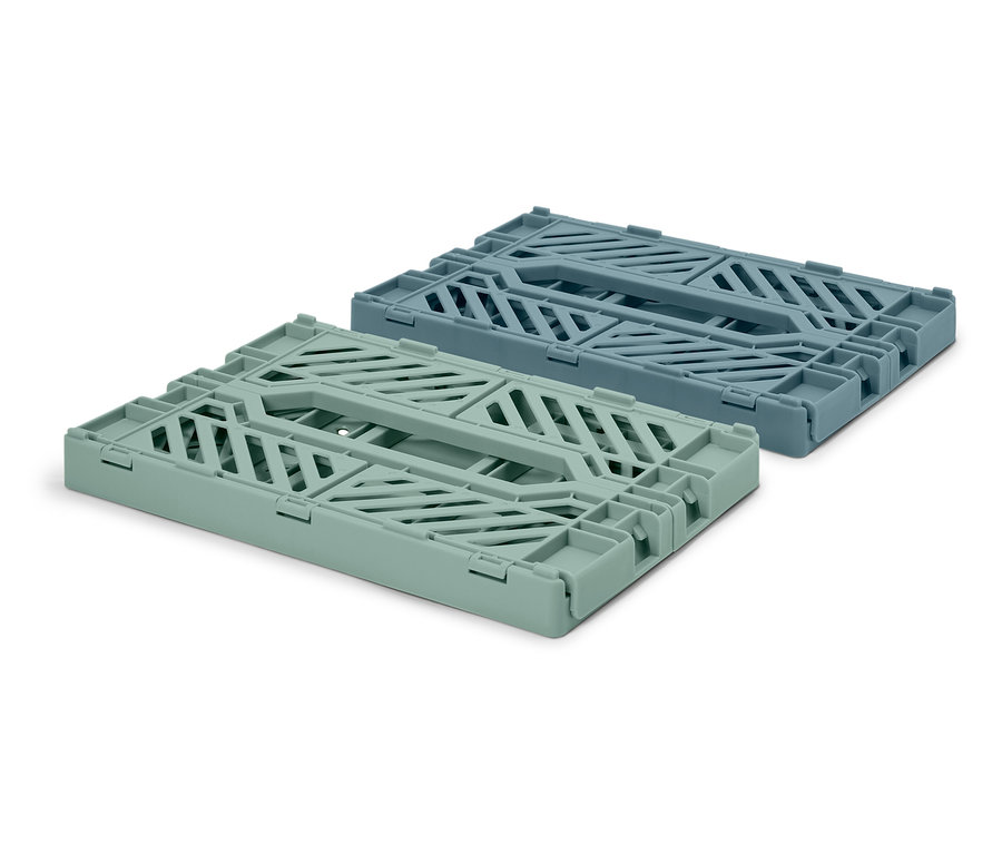 Deux caisses de rangement pliables, une vert clair et une bleue, sont posées sur un fond blanc.