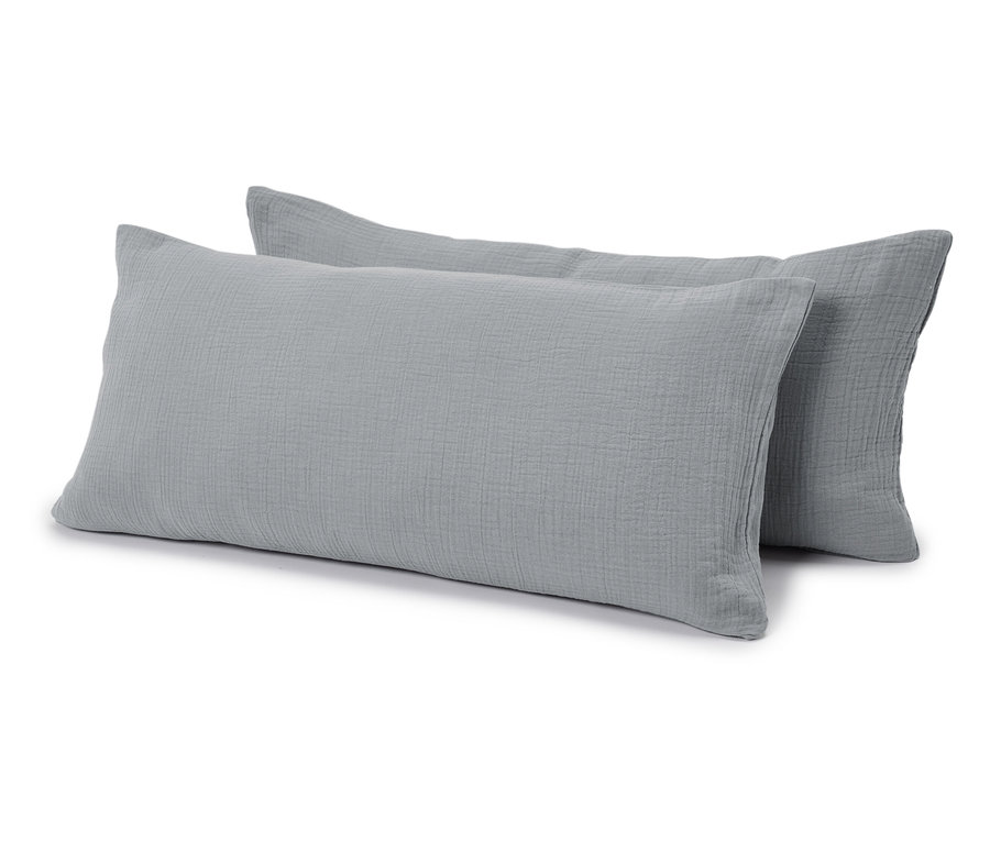 Deux coussins rectangulaires gris sont posés l'un à côté de l'autre sur un fond blanc.