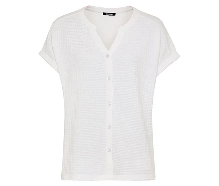 Un t-shirt Olsen structuré blanc avec des boutons et des manches courtes est posé sur un fond blanc.