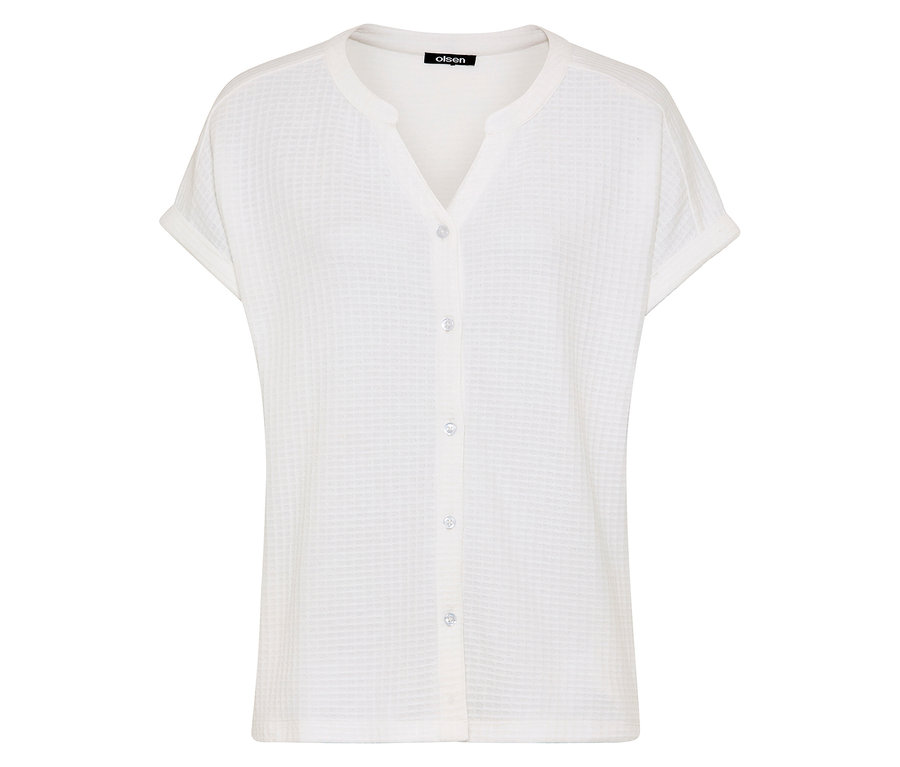 Un t-shirt Olsen structuré blanc avec des boutons et des manches courtes est posé sur un fond blanc.
