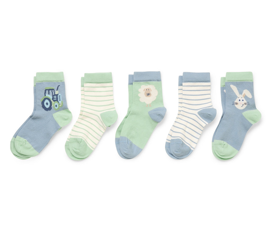 Cinq paires de chaussettes avec différents motifs sont alignées sur une surface blanche.