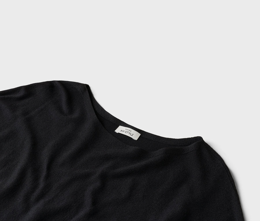 Gros plan d'un t-shirt noir avec une étiquette indiquant "TCHIBO MY STYLE".